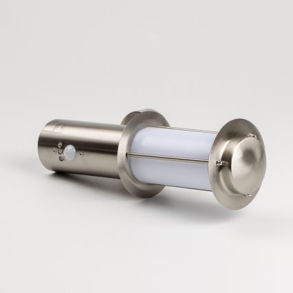 Lampada da parete LED per esterni con sensore di movimento, 1x E27, 4,9 W, 230 V, IP44, finitura cromo opaco