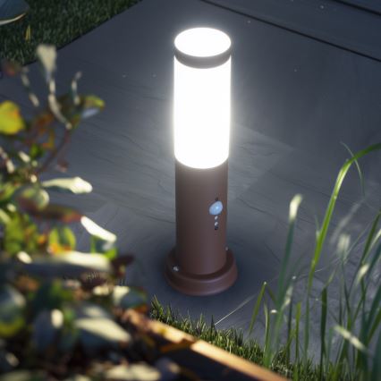 Brilagi - Lampada da esterno con sensore NOVA, 1x E27/15W/230V, 40 cm, IP44, marrone