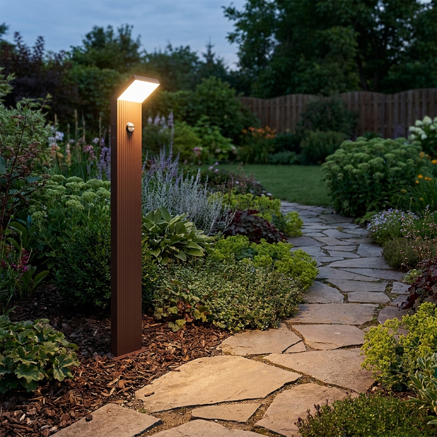 Brilagi - Lampada LED da esterno con sensore RIANO LED/8W/230V marrone IP65 80 cm