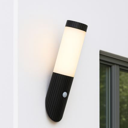 Brilliant - Applique da esterno con sensore KALEO 1xE27/10W/230V IP44 nero