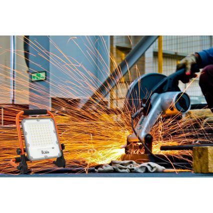 Faretto LED ricaricabile con treppiede LED/100W/3,2V 5000K 5000 mAh IP65 arancione
