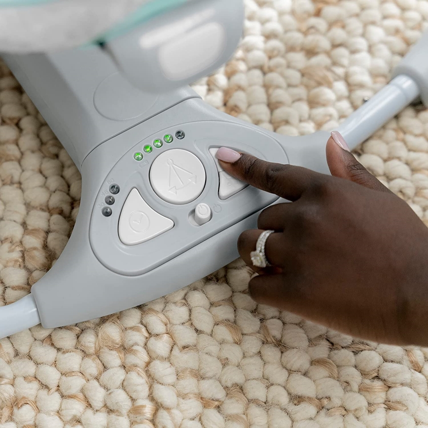 Ingenuity - Dondolo vibrante per bambini con melodia 2in1 WIMBERLY 4xD + 1xC