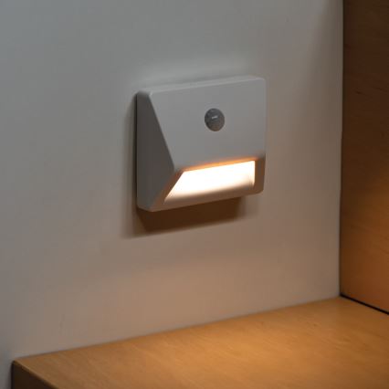 Lampada LED da incasso con sensore di movimento e sensore crepuscolare IRS LED/0,3W/3xAAA IP54 bianca