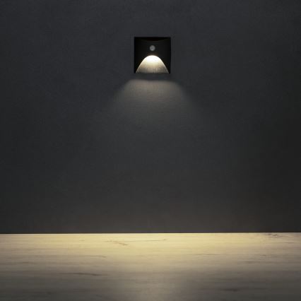 Lampada a LED per scale con sensore di movimento e crepuscolare EXIN LED/2,5W/230V 4000K IP65 nera squadrata