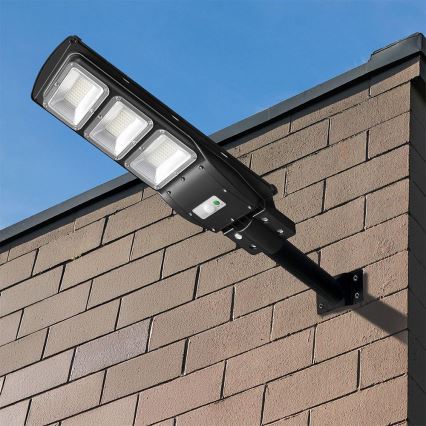 LED Lampione solare dimmerabile con sensore di movimento e crepuscolare LED/12W/3,2V 6000K IP65 10000 mAh nero + telecomando