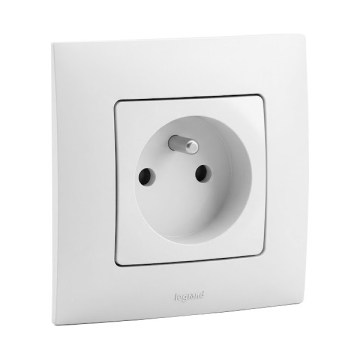 Legrand - Presa domestica con cornice NILOE 250V bianca