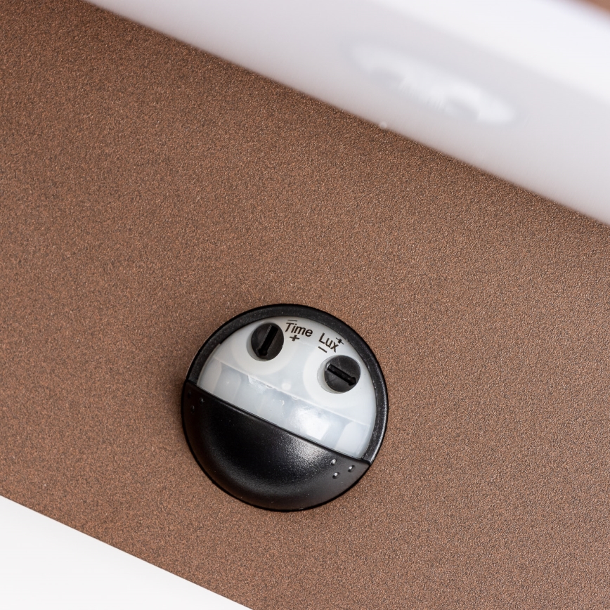 Redo 90588 - Applique LED da esterno con sensore FLIP LED/20W/230V 3000K CRI 90 IP54 marrone