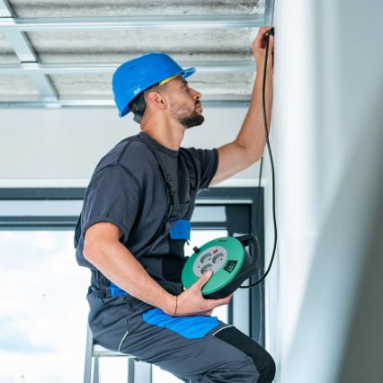 Retlux - Cavo avvolgibile con 3 prese, Tipo E, 10 m, verde/nero