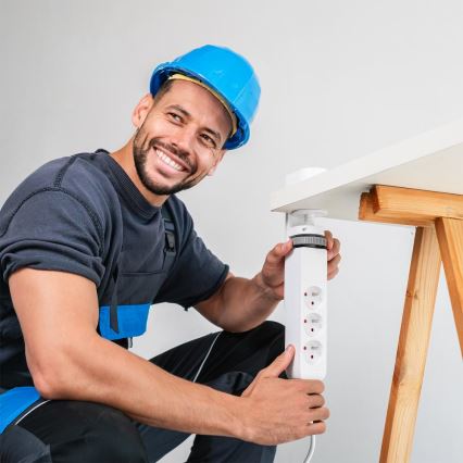 Multipresa con morsetto per scrivania, 3 prese Tipo E + 2xUSB-A + 1xUSB-C, 1,5 m, bianca