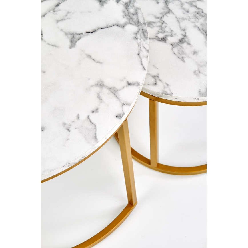 Set di 2 tavolini da salotto PACILA, finitura effetto marmo con dettagli dorati